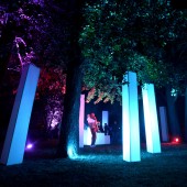 Kolorowe srebrne słupy, fragment wizualizacji świetlnych w Parku Miejskim w Zgierzu