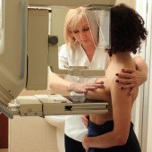 Kobieta podczas badania mammograficznego piersiClose