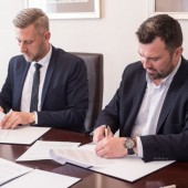Prezydent Miasta Zgierza Przemysław Staniszewski oraz prezes Nextbike Polska Tomasz Wojtkiewicz podpisują porozumienie