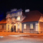 Zdjęcie budynku muzeum w nocy